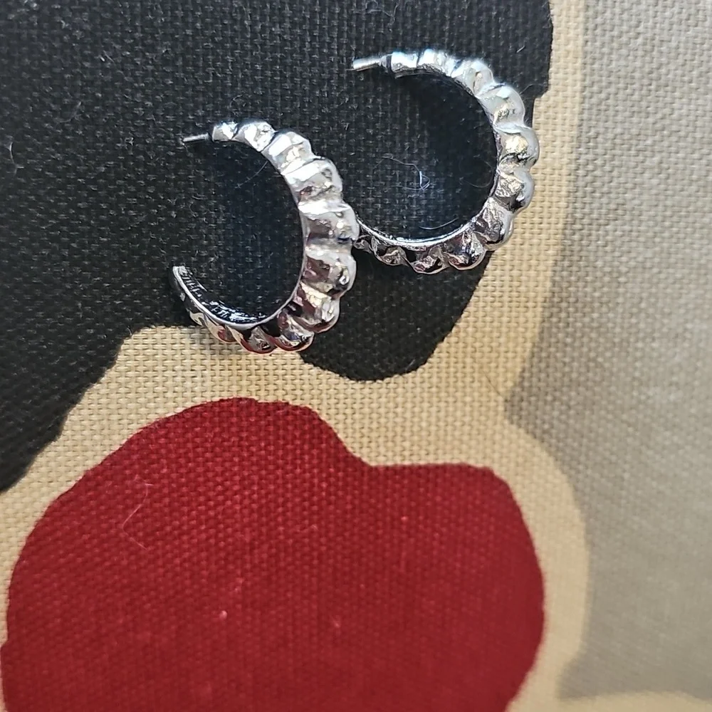 Silver Scalloped 1-Inch Hoop Earrings - Picture 2 of 8
